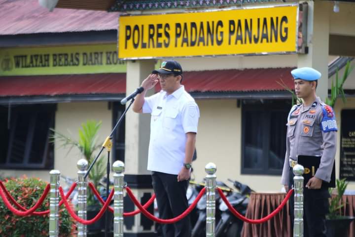 Pj Wako Sonny pimpin Apel Gelar Pasukan Operasi Ketupat 2024 dihalaman Mapolres, Rabu (3/4/2024).